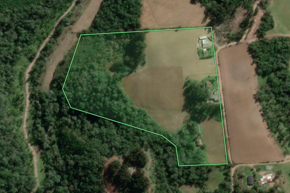 Imagem de satélite do imóvel rural em Bela Vista do Toldo (SC), com o contorno declarado no CAR desenhado por cima.