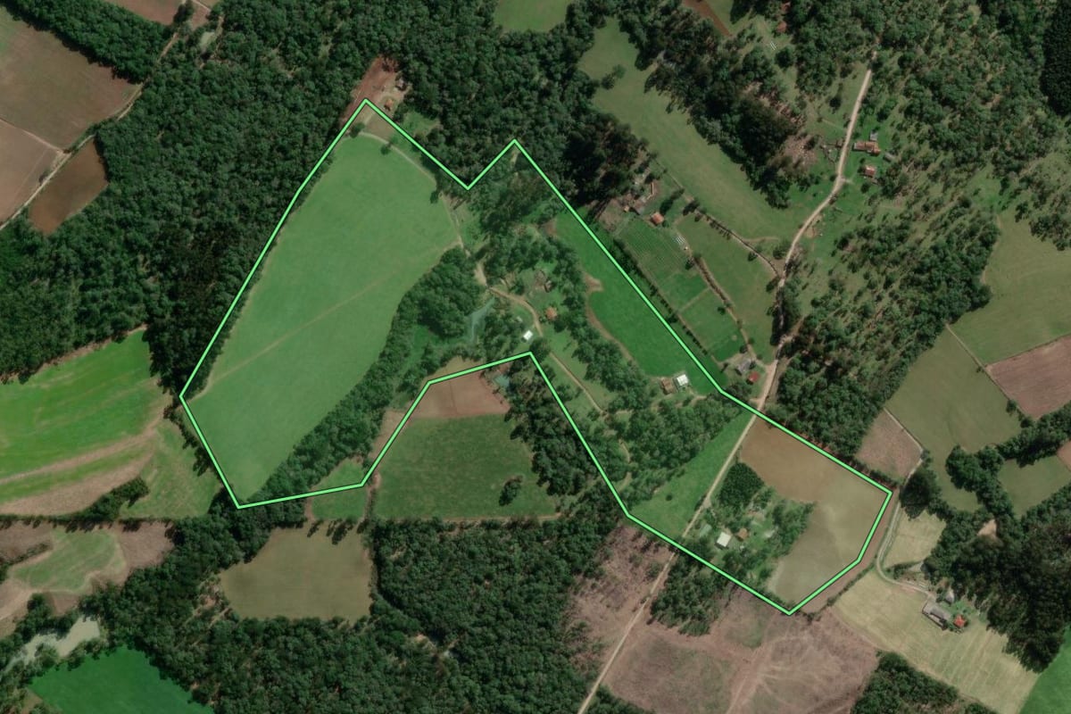 Imagem de satélite do imóvel rural em Bela Vista do Toldo (SC), com o contorno declarado no CAR desenhado por cima.