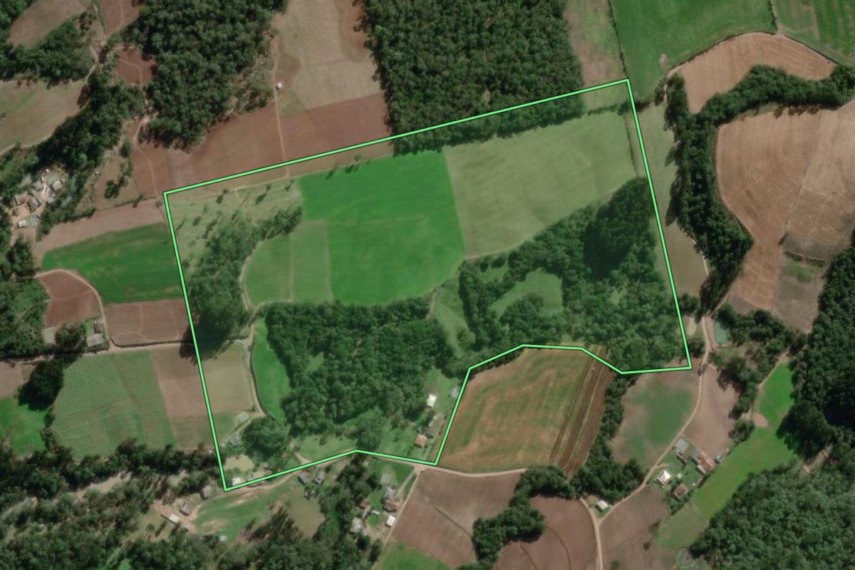 Imagem de satélite do imóvel rural em Bela Vista do Toldo (SC), com o contorno declarado no CAR desenhado por cima.