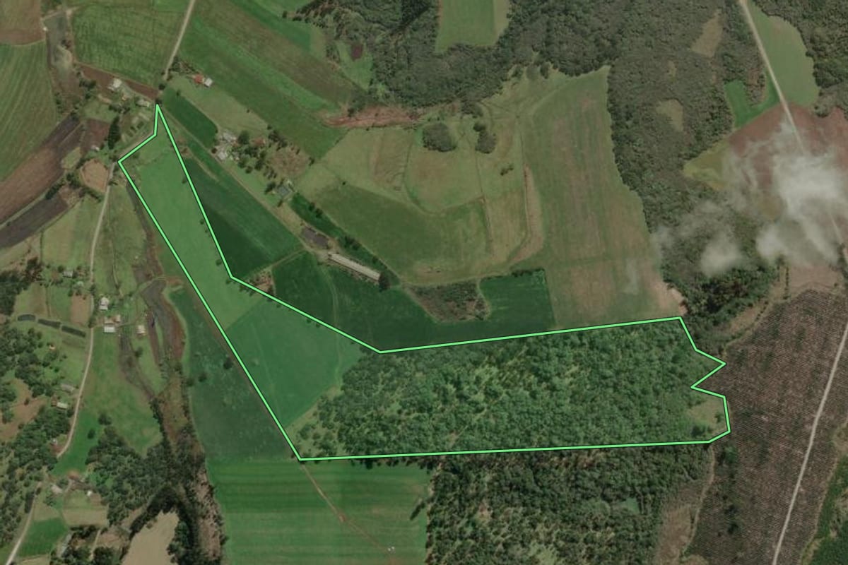 Imagem de satélite do imóvel rural em Bela Vista do Toldo (SC), com o contorno declarado no CAR desenhado por cima.