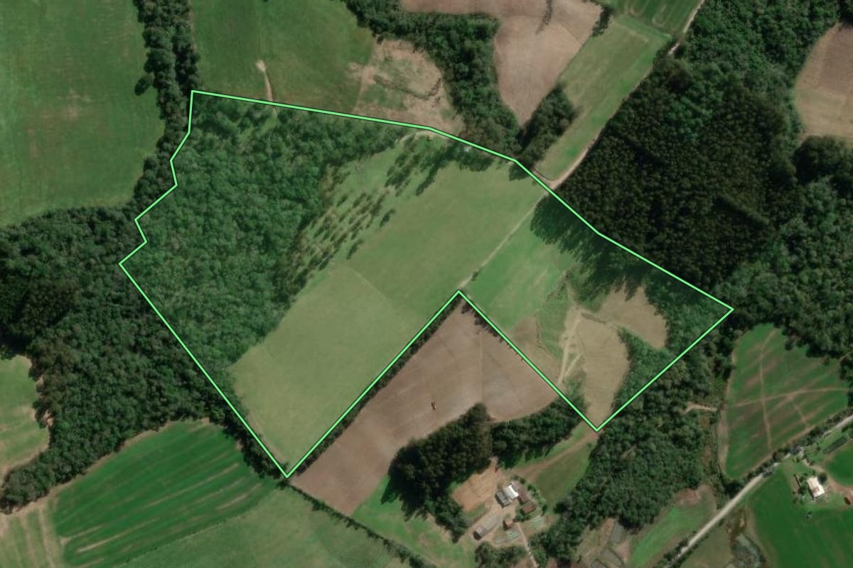 Imagem de satélite do imóvel rural em Bela Vista do Toldo (SC), com o contorno declarado no CAR desenhado por cima.