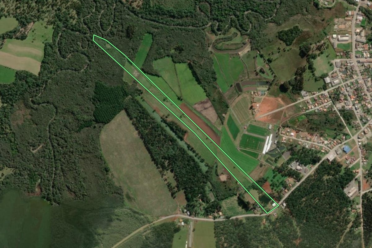 Imagem de satélite do imóvel rural em Bela Vista do Toldo (SC), com o contorno declarado no CAR desenhado por cima.