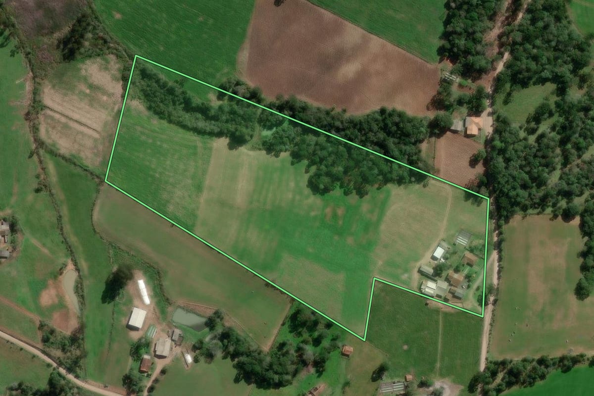 Imagem de satélite do imóvel rural em Bela Vista do Toldo (SC), com o contorno declarado no CAR desenhado por cima.