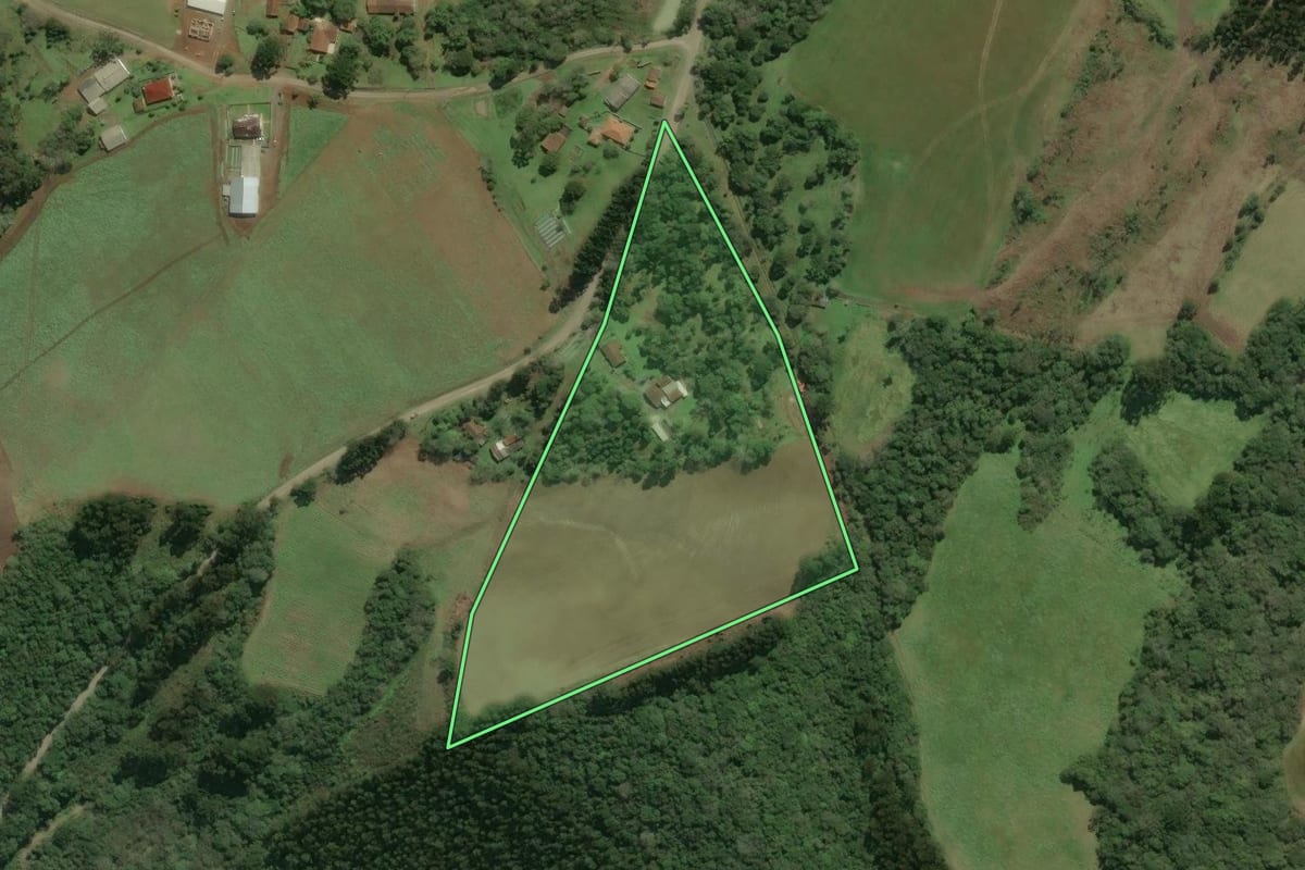 Imagem de satélite do imóvel rural em Bela Vista do Toldo (SC), com o contorno declarado no CAR desenhado por cima.