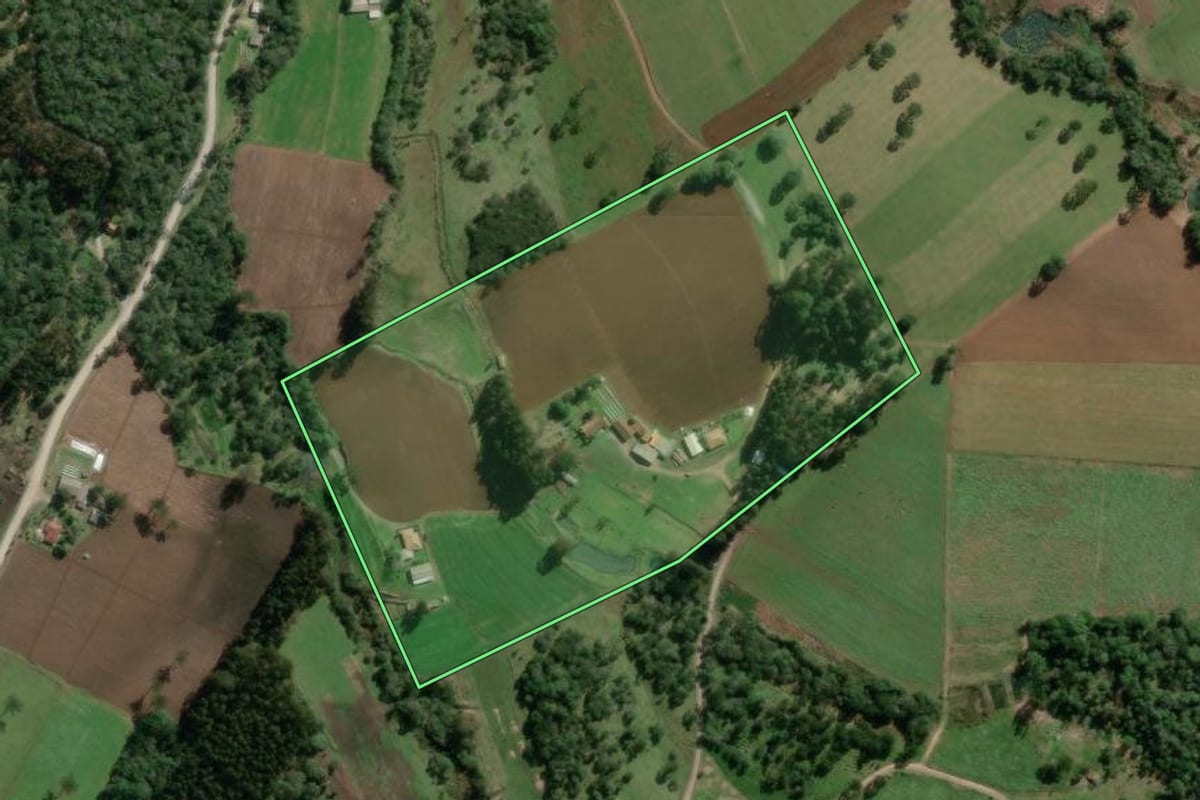 Imagem de satélite do imóvel rural em Bela Vista do Toldo (SC), com o contorno declarado no CAR desenhado por cima.