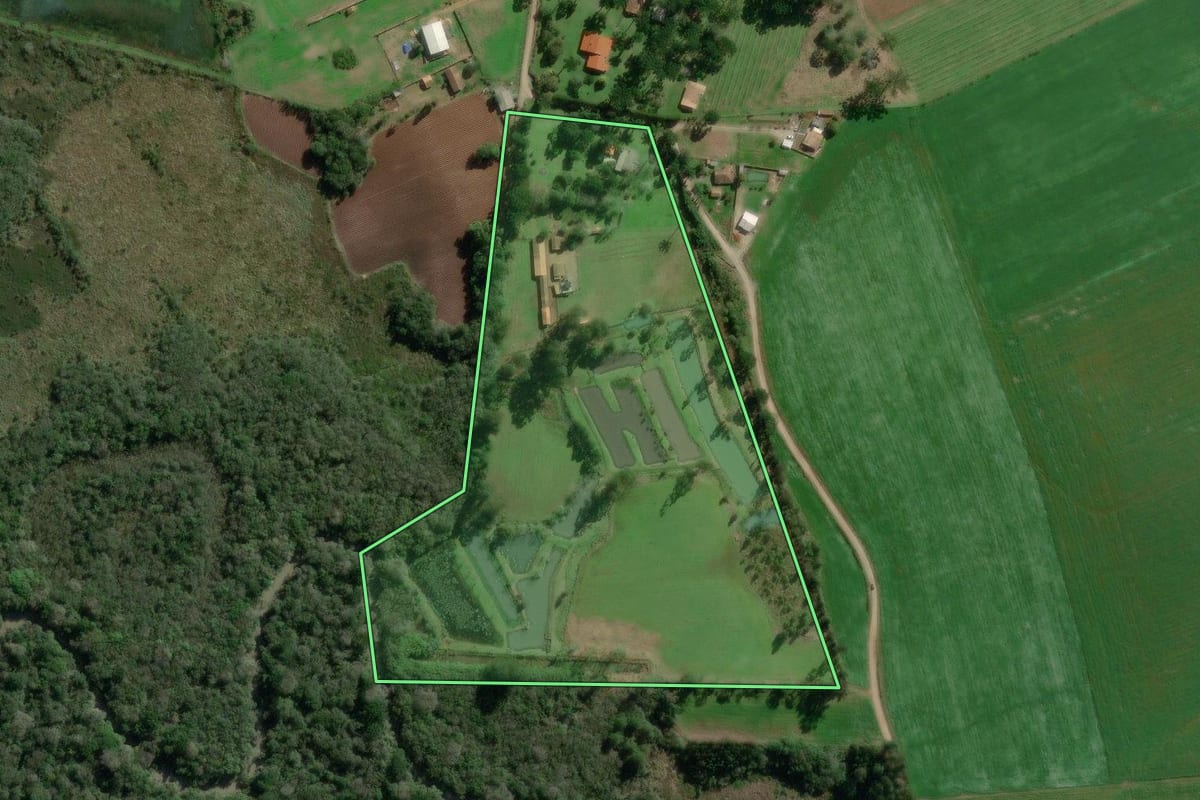 Imagem de satélite do imóvel rural em Bela Vista do Toldo (SC), com o contorno declarado no CAR desenhado por cima.