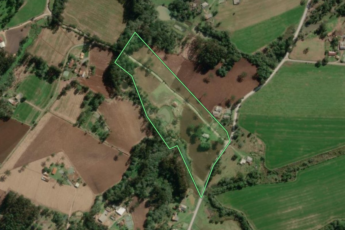 Imagem de satélite do imóvel rural em Bela Vista do Toldo (SC), com o contorno declarado no CAR desenhado por cima.