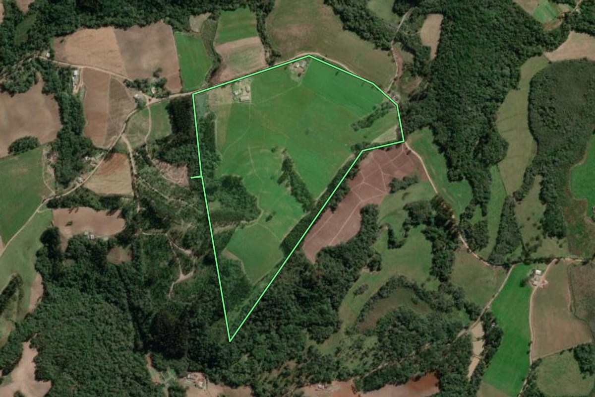 Imagem de satélite do imóvel rural em Bela Vista do Toldo (SC), com o contorno declarado no CAR desenhado por cima.