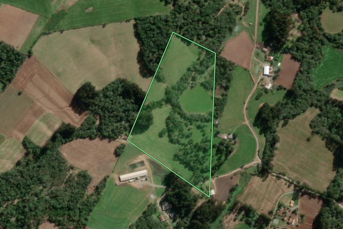 Imagem de satélite do imóvel rural em Bela Vista do Toldo (SC), com o contorno declarado no CAR desenhado por cima.