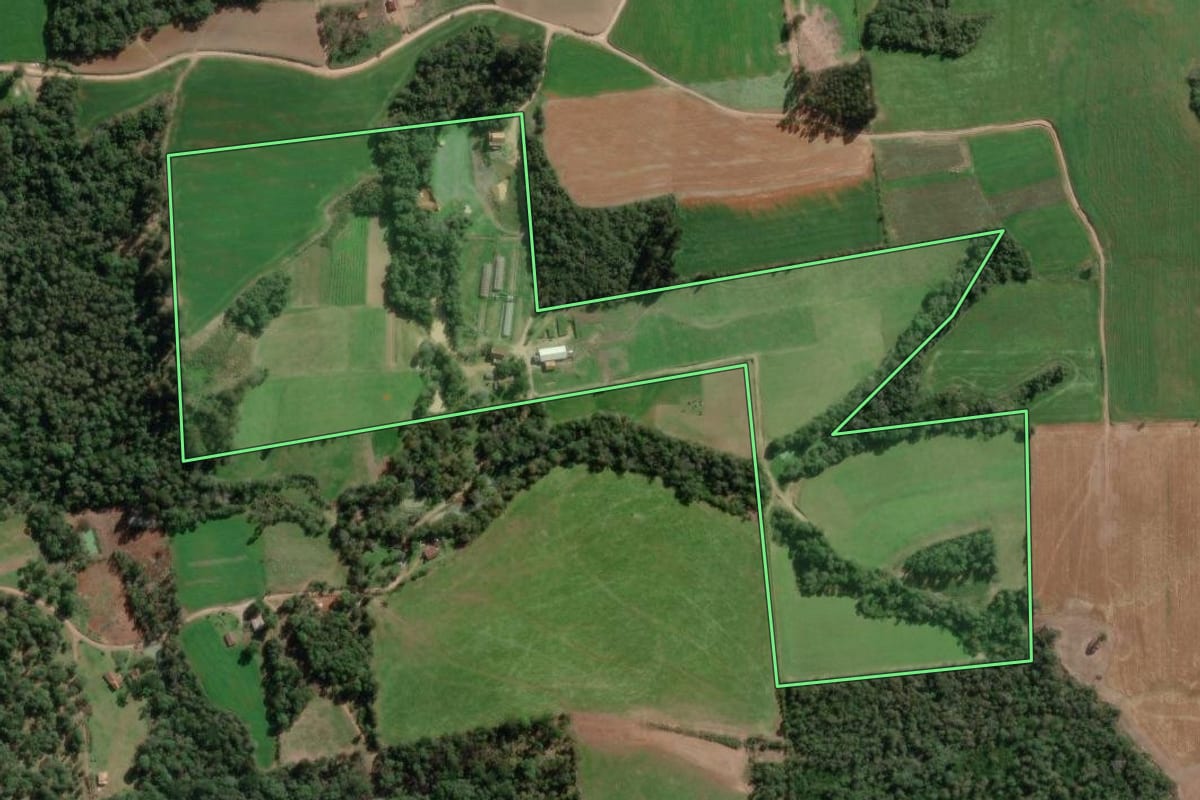 Imagem de satélite do imóvel rural em Bela Vista do Toldo (SC), com o contorno declarado no CAR desenhado por cima.