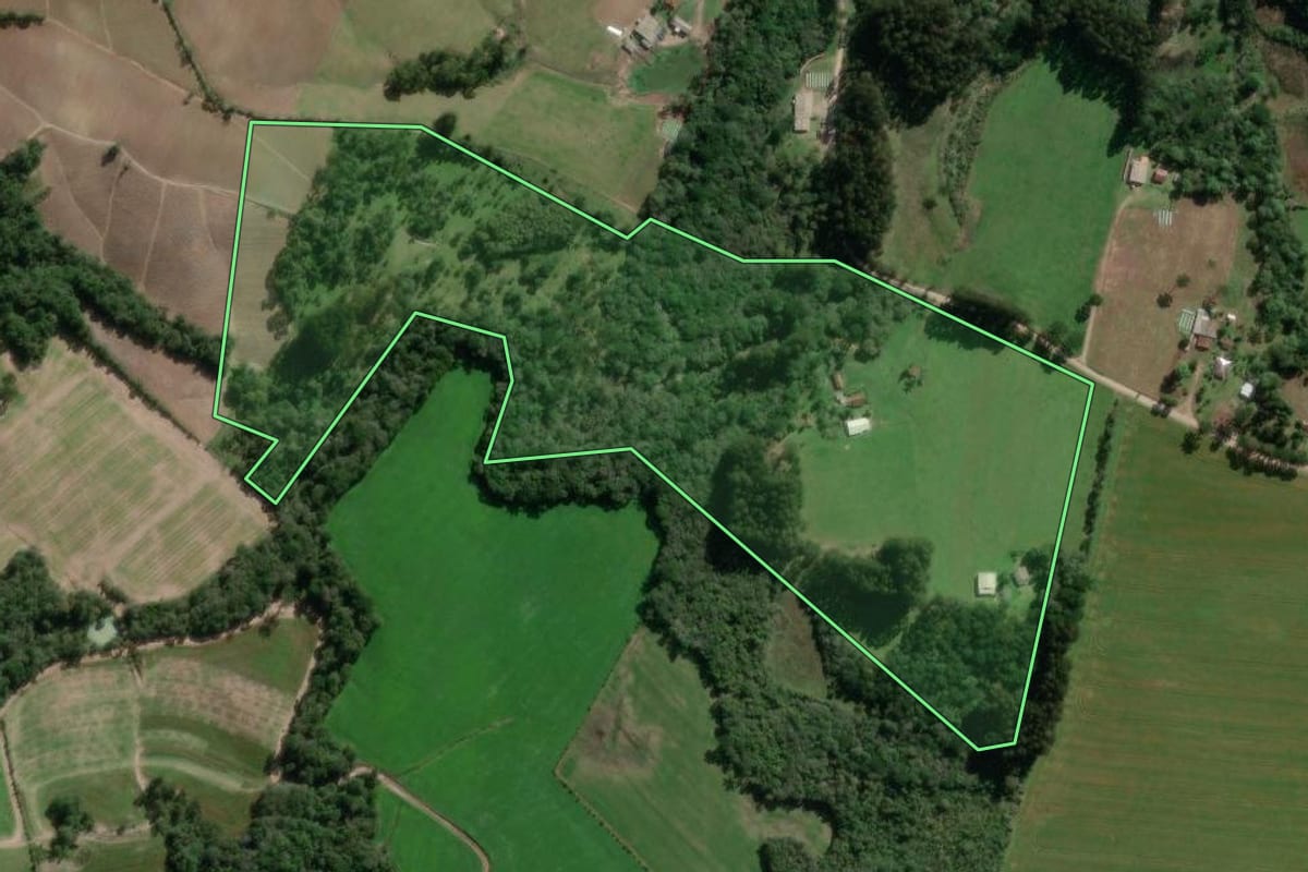 Imagem de satélite do imóvel rural em Bela Vista do Toldo (SC), com o contorno declarado no CAR desenhado por cima.