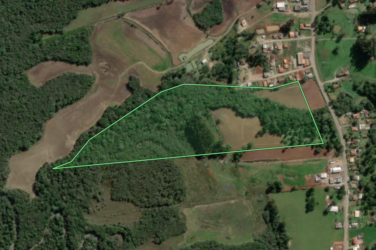 Imagem de satélite do imóvel rural em Bela Vista do Toldo (SC), com o contorno declarado no CAR desenhado por cima.