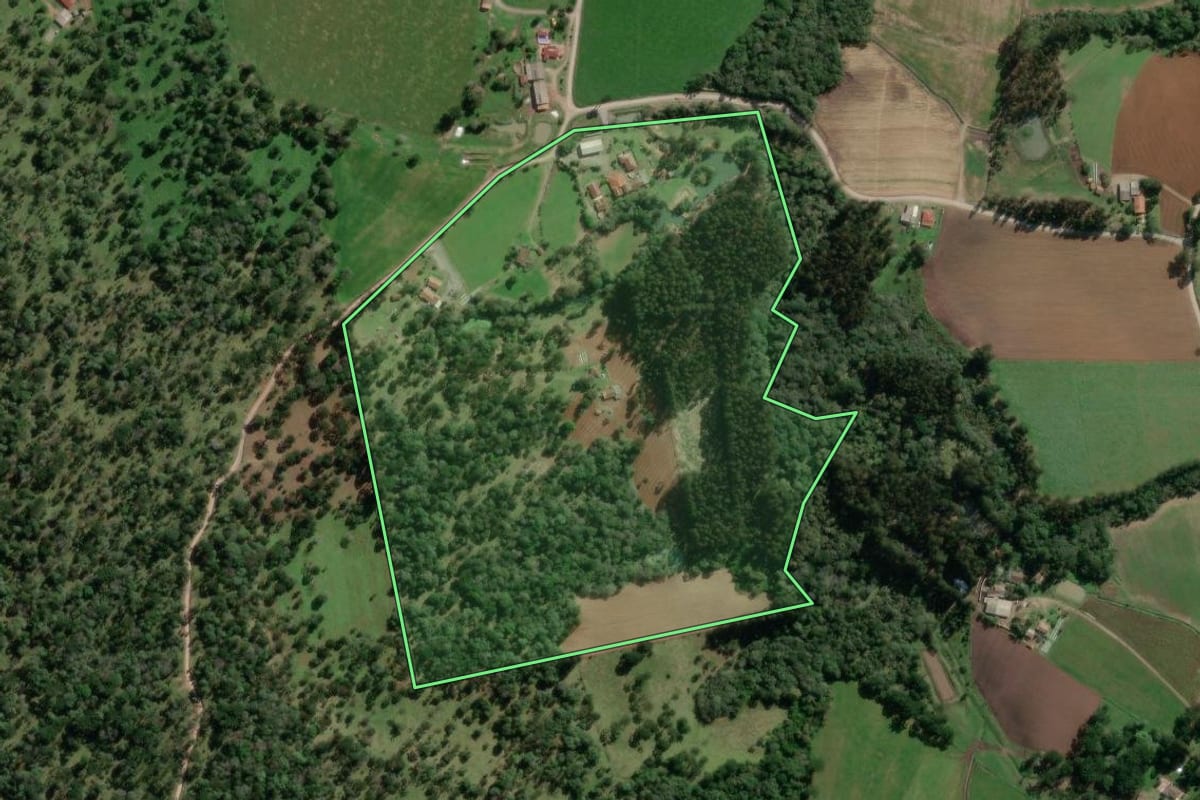 Imagem de satélite do imóvel rural em Bela Vista do Toldo (SC), com o contorno declarado no CAR desenhado por cima.