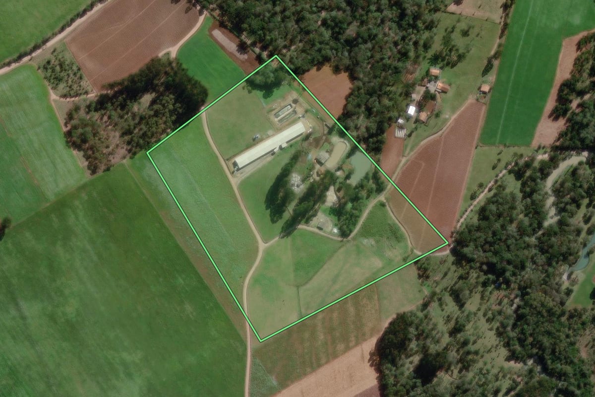 Imagem de satélite do imóvel rural em Bela Vista do Toldo (SC), com o contorno declarado no CAR desenhado por cima.