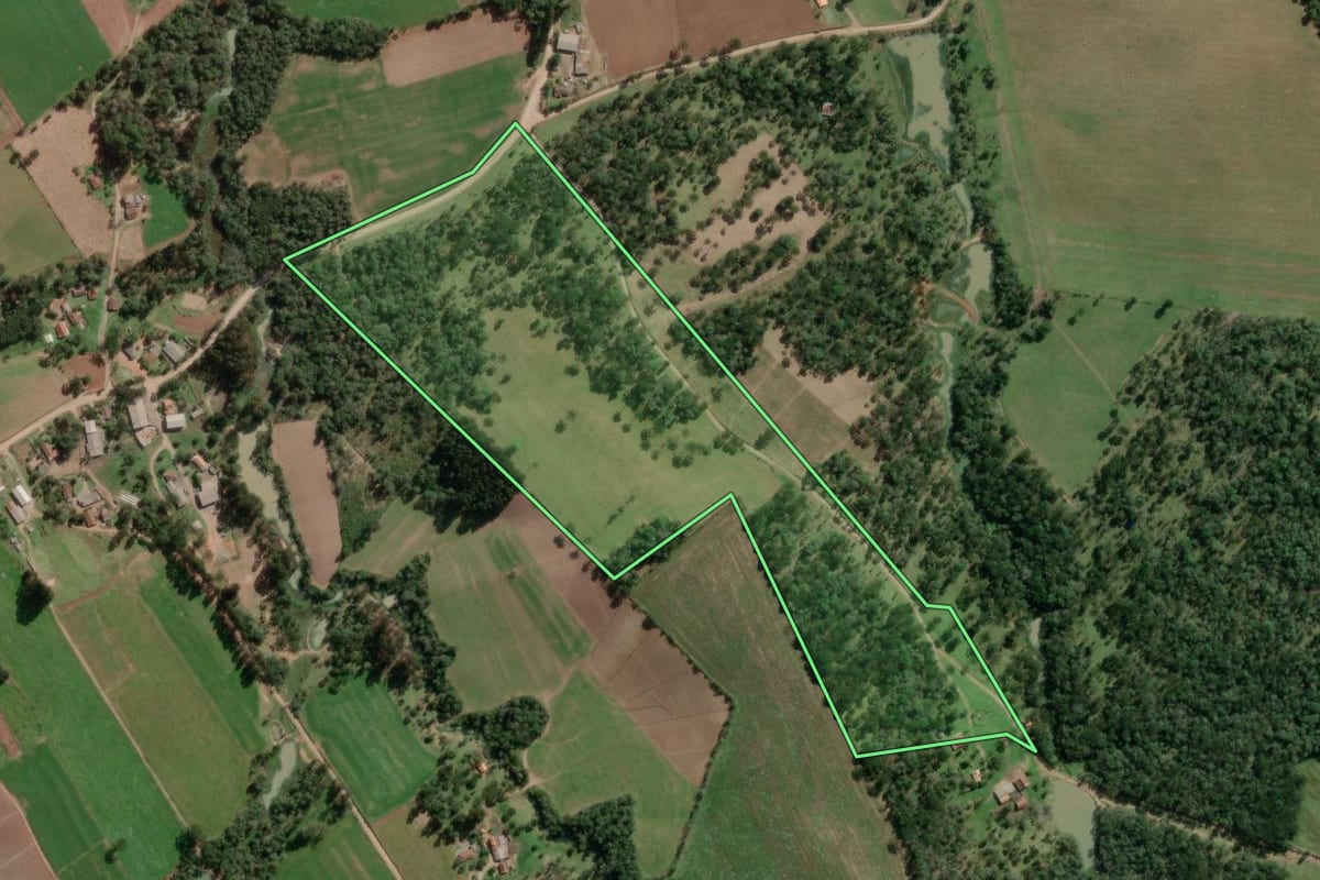 Imagem de satélite do imóvel rural em Bela Vista do Toldo (SC), com o contorno declarado no CAR desenhado por cima.