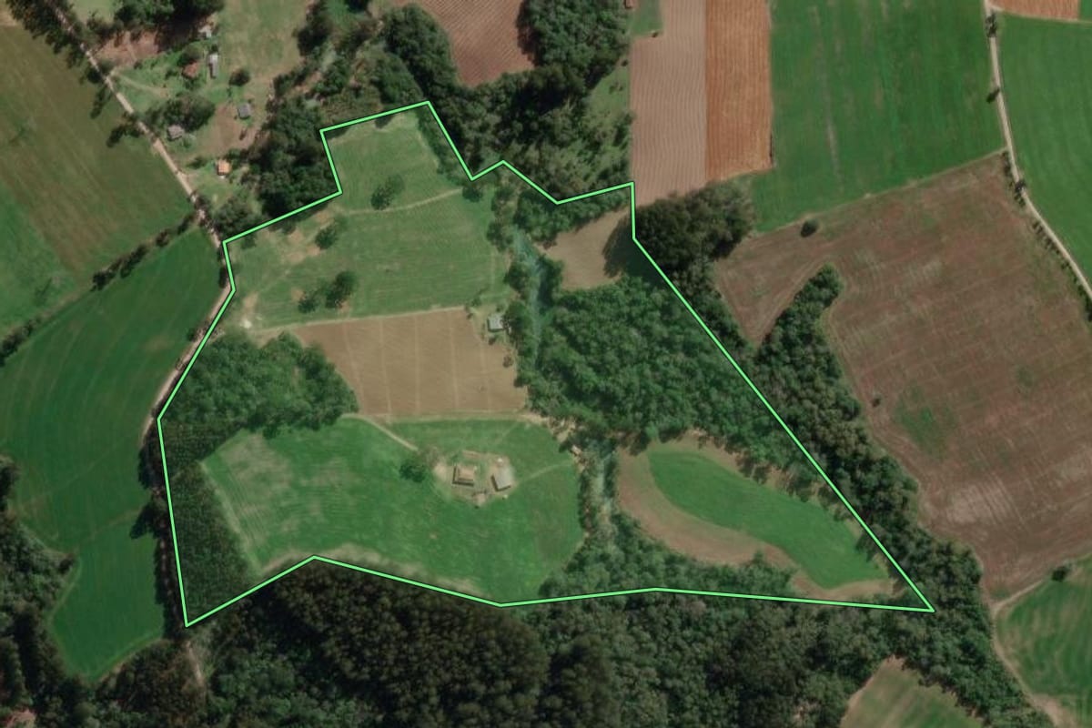 Imagem de satélite do imóvel rural em Bela Vista do Toldo (SC), com o contorno declarado no CAR desenhado por cima.