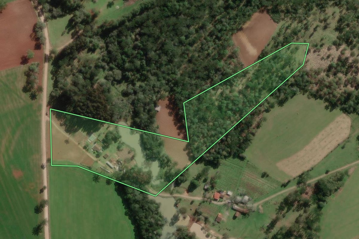 Imagem de satélite do imóvel rural em Bela Vista do Toldo (SC), com o contorno declarado no CAR desenhado por cima.