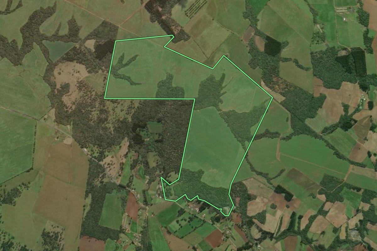 Imagem de satélite do imóvel rural em Bela Vista do Toldo (SC), com o contorno declarado no CAR desenhado por cima.