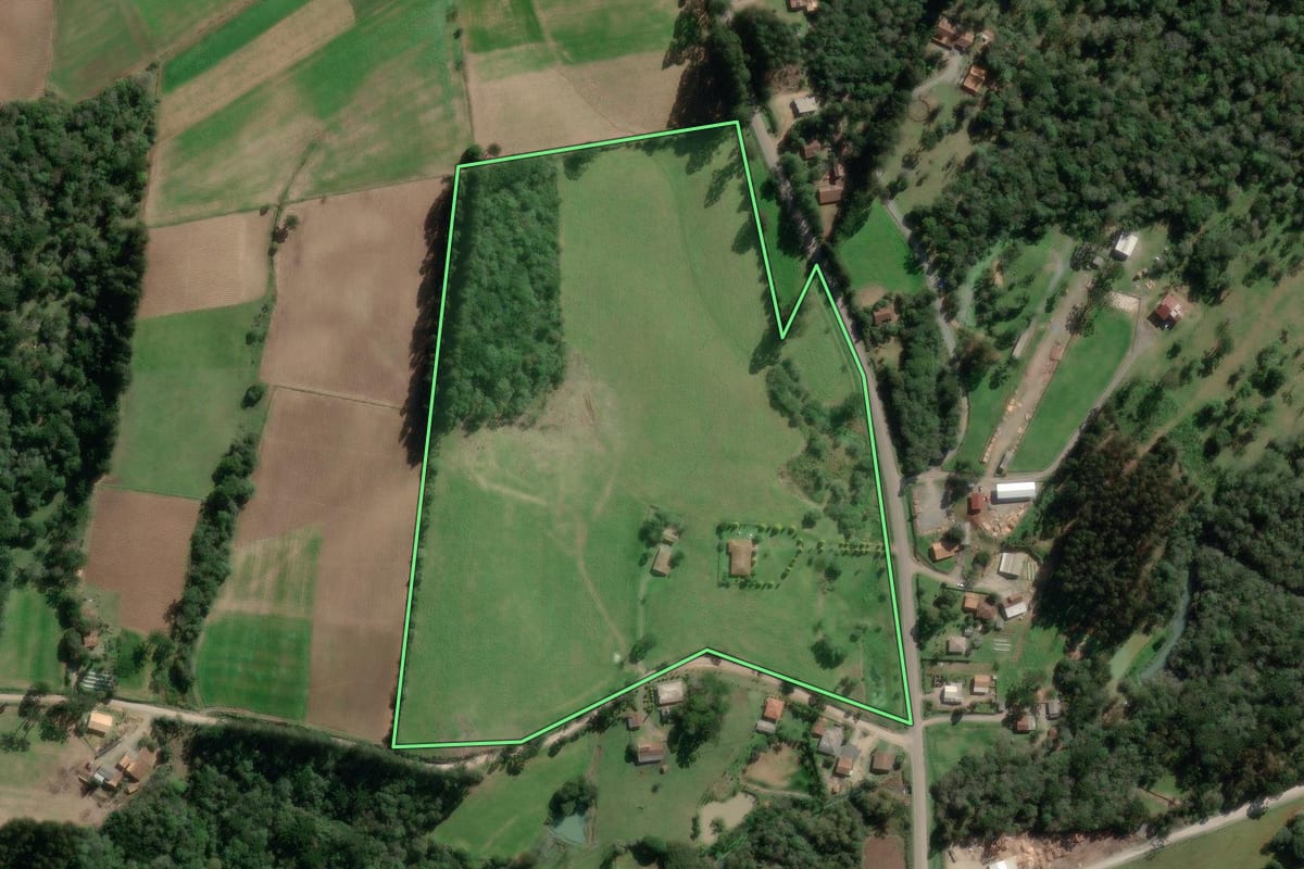 Imagem de satélite do imóvel rural em Bela Vista do Toldo (SC), com o contorno declarado no CAR desenhado por cima.