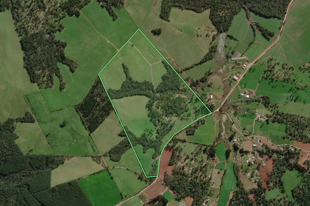 Imagem de satélite do imóvel rural em Bela Vista do Toldo (SC), com o contorno declarado no CAR desenhado por cima.