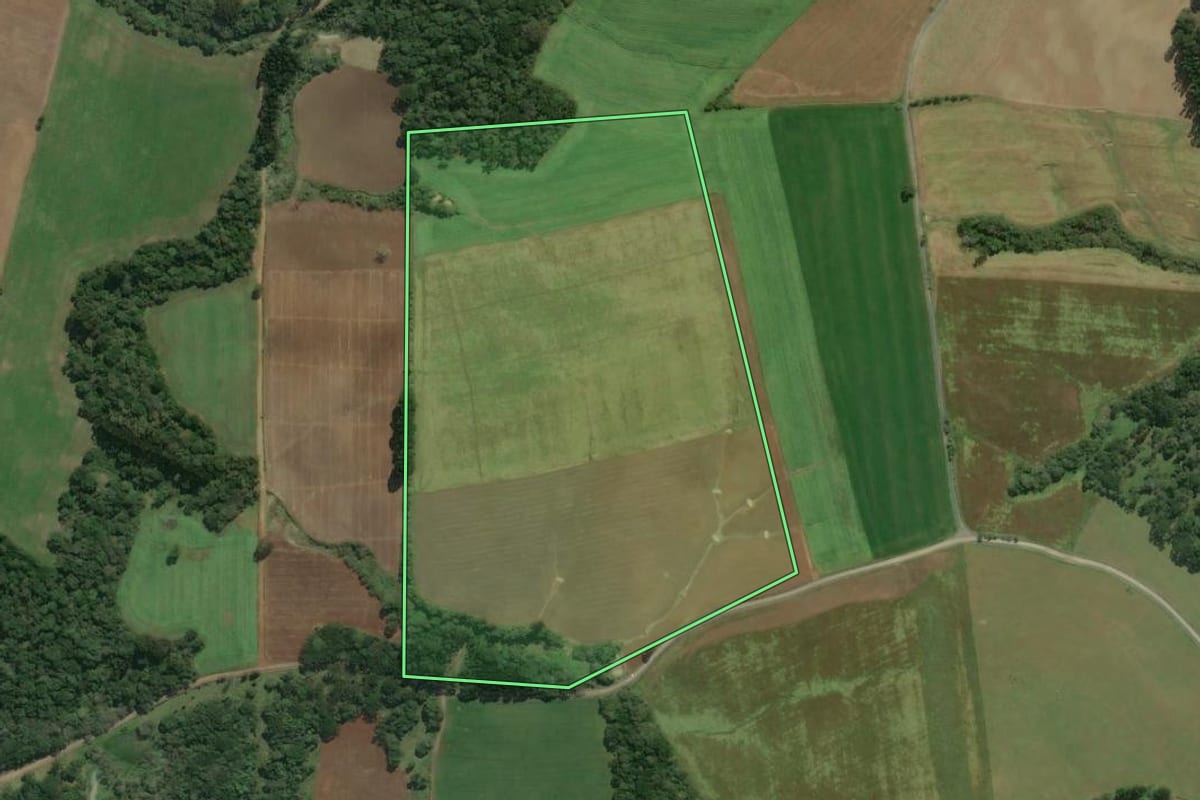 Imagem de satélite do imóvel rural em Bela Vista do Toldo (SC), com o contorno declarado no CAR desenhado por cima.