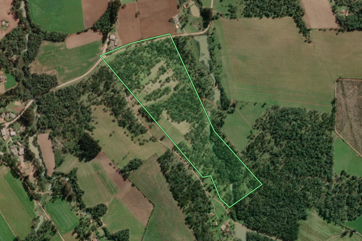 Imagem de satélite do imóvel rural em Bela Vista do Toldo (SC), com o contorno declarado no CAR desenhado por cima.