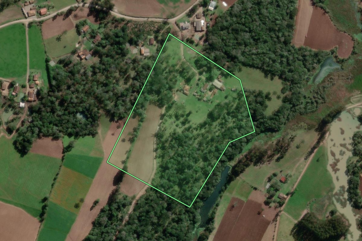 Imagem de satélite do imóvel rural em Bela Vista do Toldo (SC), com o contorno declarado no CAR desenhado por cima.