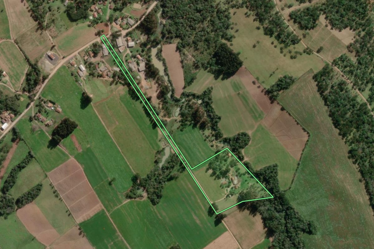 Imagem de satélite do imóvel rural em Bela Vista do Toldo (SC), com o contorno declarado no CAR desenhado por cima.