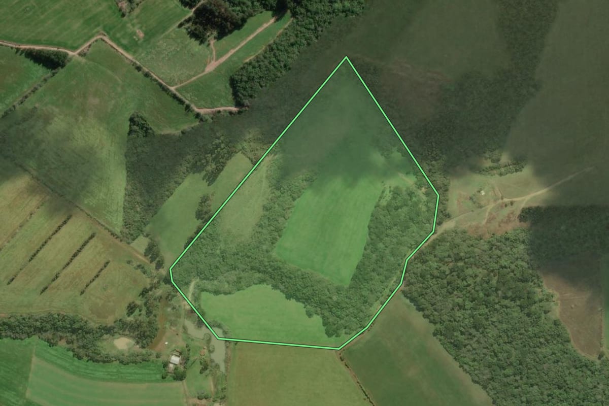 Imagem de satélite do imóvel rural em Bela Vista do Toldo (SC), com o contorno declarado no CAR desenhado por cima.