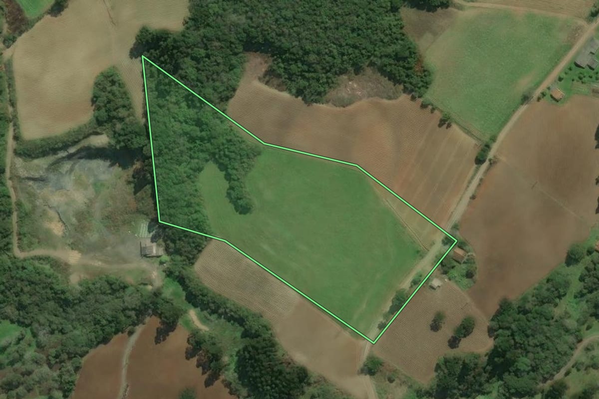 Imagem de satélite do imóvel rural em Bela Vista do Toldo (SC), com o contorno declarado no CAR desenhado por cima.