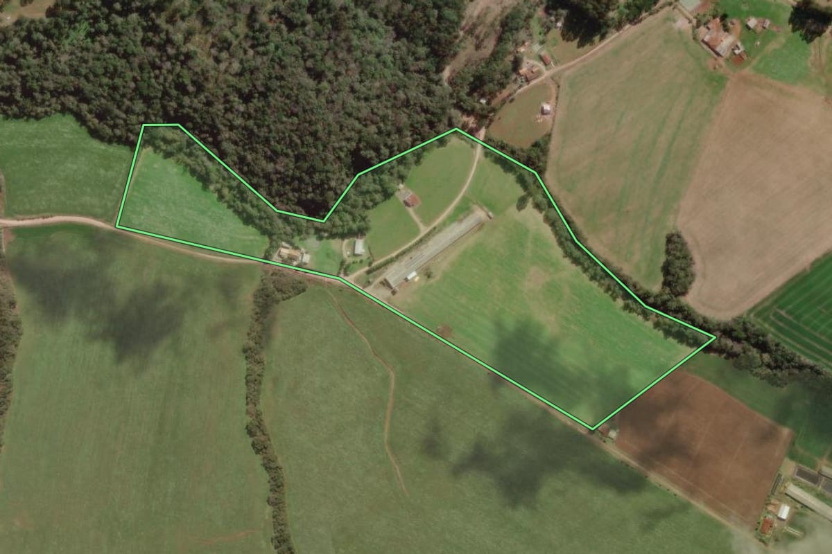 Imagem de satélite do imóvel rural em Bela Vista do Toldo (SC), com o contorno declarado no CAR desenhado por cima.