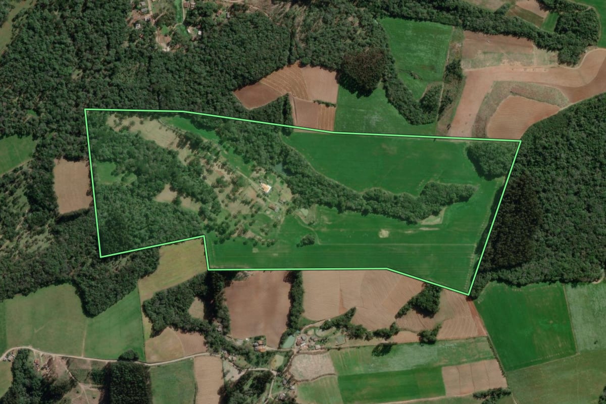 Imagem de satélite do imóvel rural em Bela Vista do Toldo (SC), com o contorno declarado no CAR desenhado por cima.