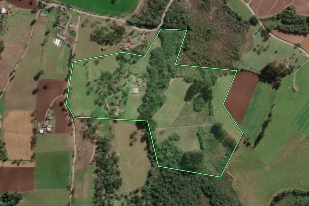 Imagem de satélite do imóvel rural em Bela Vista do Toldo (SC), com o contorno declarado no CAR desenhado por cima.