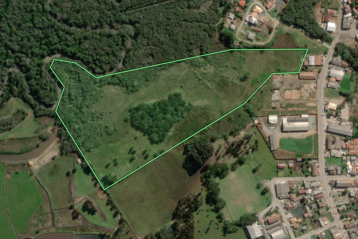 Imagem de satélite do imóvel rural em Bela Vista do Toldo (SC), com o contorno declarado no CAR desenhado por cima.