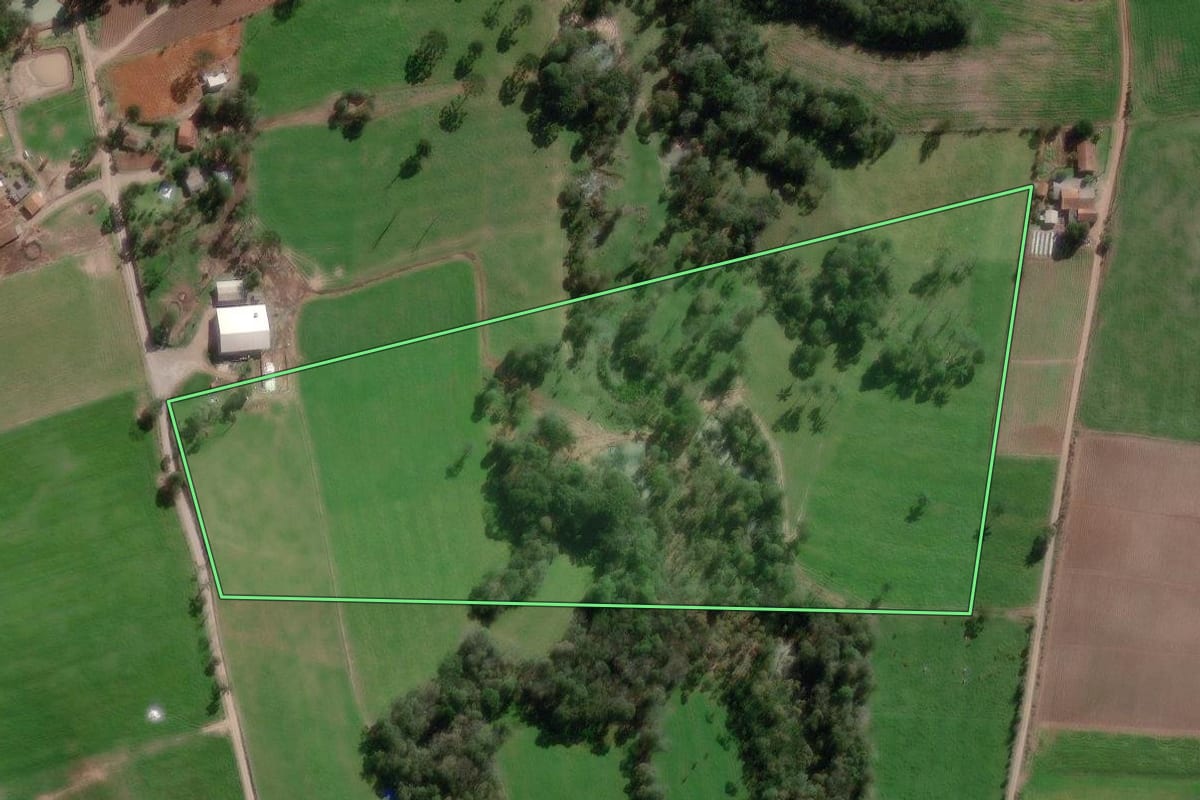 Imagem de satélite do imóvel rural em Bela Vista do Toldo (SC), com o contorno declarado no CAR desenhado por cima.
