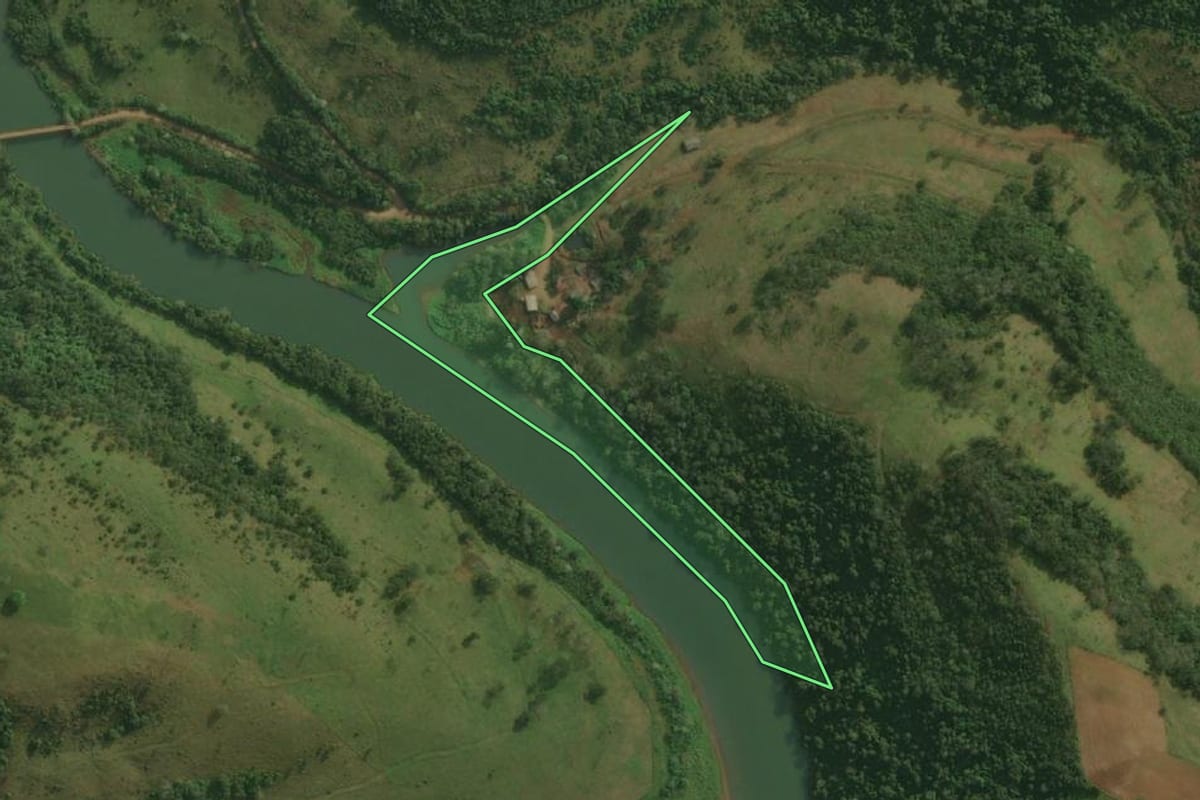 Imagem de satélite do imóvel rural em Belmonte (SC), com o contorno declarado no CAR desenhado por cima.