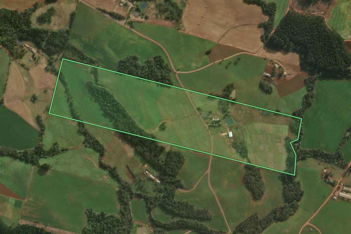 Imagem de satélite do imóvel rural em Belmonte (SC), com o contorno declarado no CAR desenhado por cima.