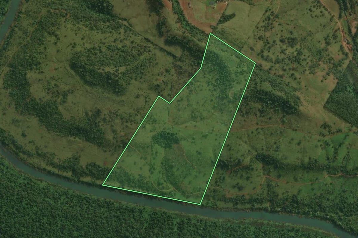 Imagem de satélite do imóvel rural em Belmonte (SC), com o contorno declarado no CAR desenhado por cima.