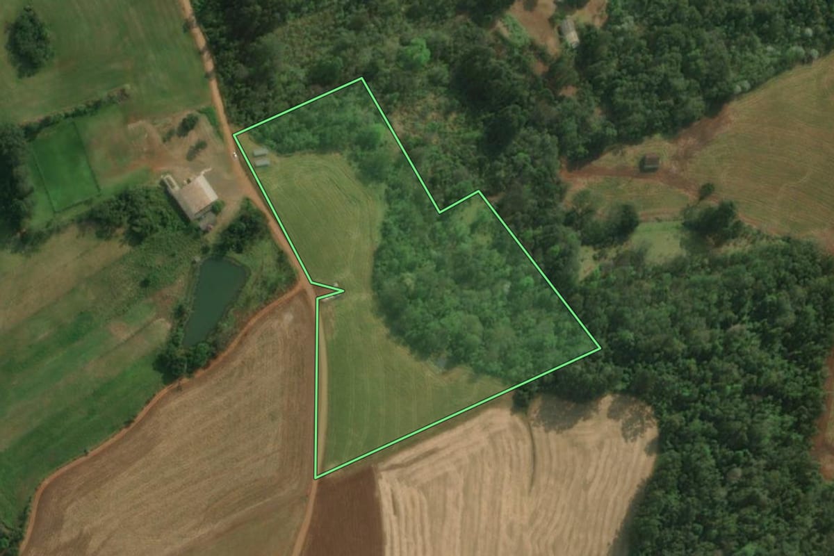Imagem de satélite do imóvel rural em Belmonte (SC), com o contorno declarado no CAR desenhado por cima.