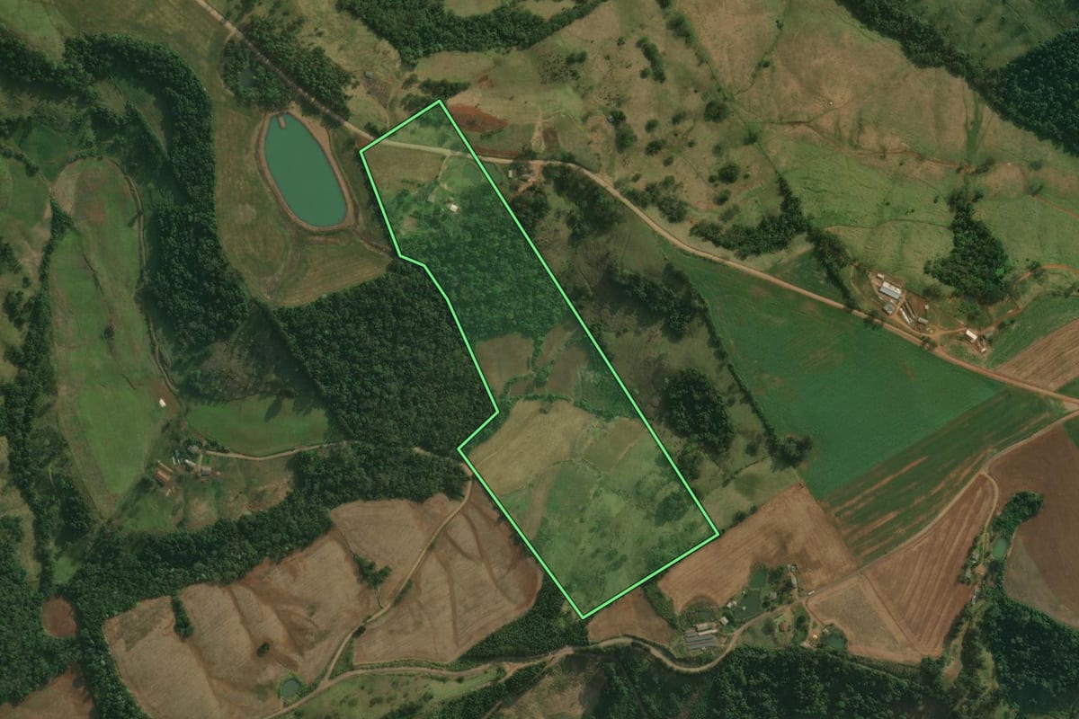 Imagem de satélite do imóvel rural em Belmonte (SC), com o contorno declarado no CAR desenhado por cima.