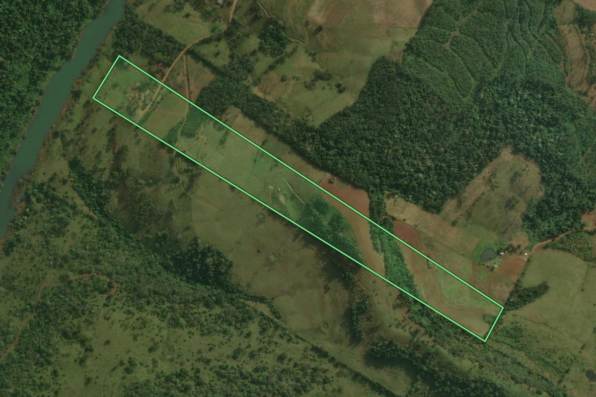 Imagem de satélite do imóvel rural em Belmonte (SC), com o contorno declarado no CAR desenhado por cima.
