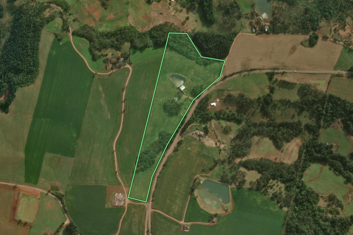 Imagem de satélite do imóvel rural em Belmonte (SC), com o contorno declarado no CAR desenhado por cima.