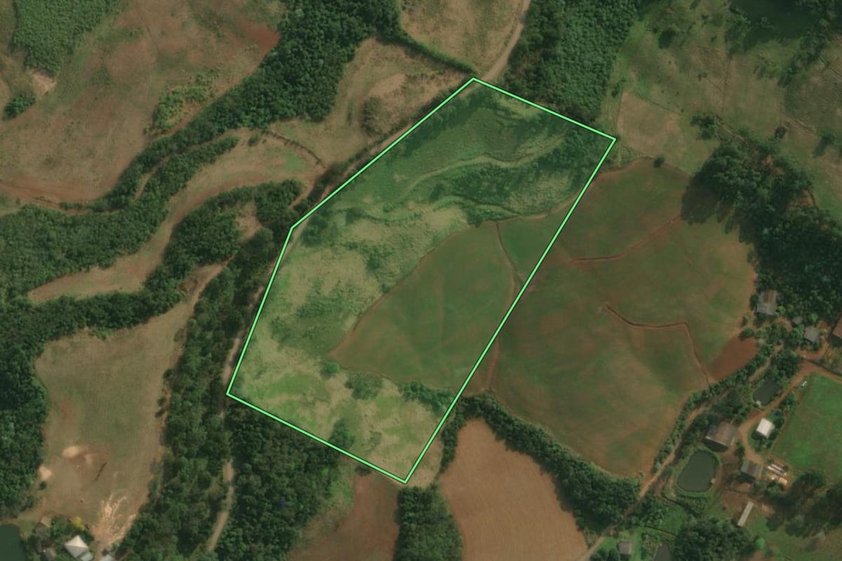 Imagem de satélite do imóvel rural em Belmonte (SC), com o contorno declarado no CAR desenhado por cima.