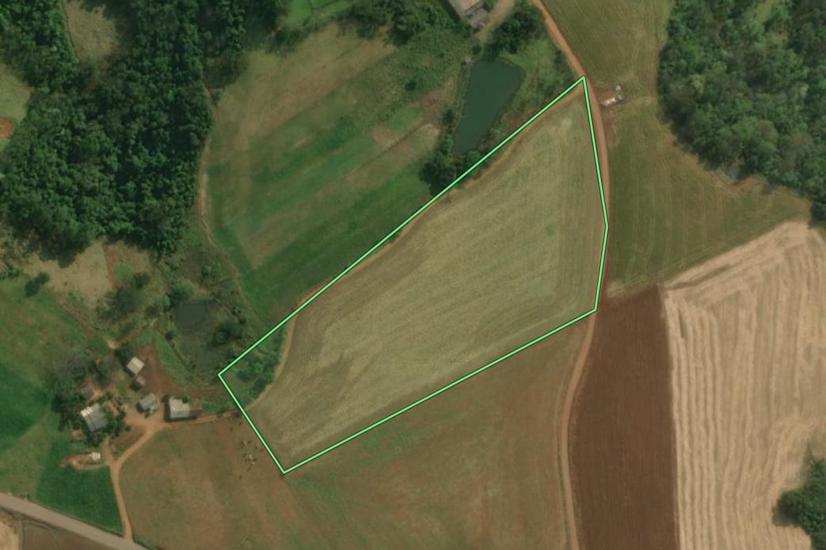 Imagem de satélite do imóvel rural em Belmonte (SC), com o contorno declarado no CAR desenhado por cima.