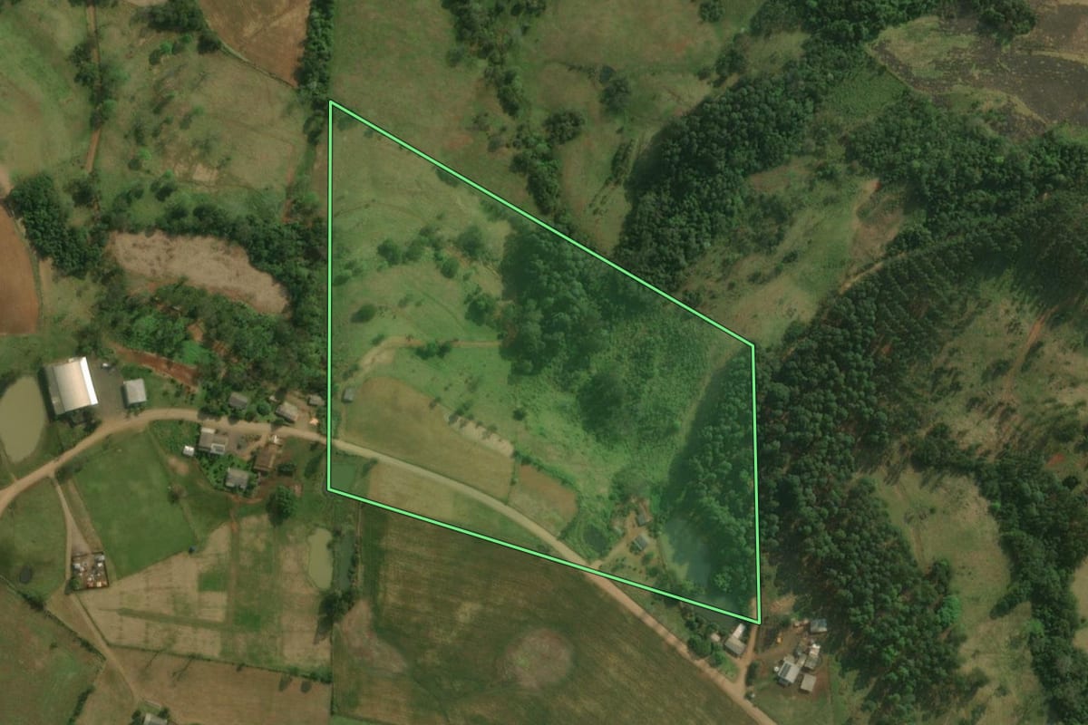 Imagem de satélite do imóvel rural em Belmonte (SC), com o contorno declarado no CAR desenhado por cima.