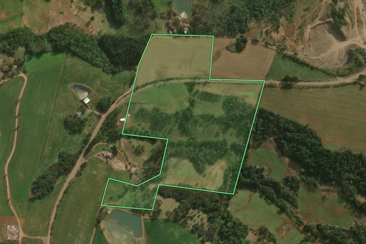 Imagem de satélite do imóvel rural em Belmonte (SC), com o contorno declarado no CAR desenhado por cima.