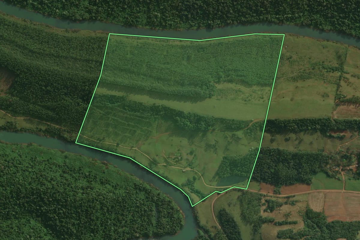 Imagem de satélite do imóvel rural em Belmonte (SC), com o contorno declarado no CAR desenhado por cima.