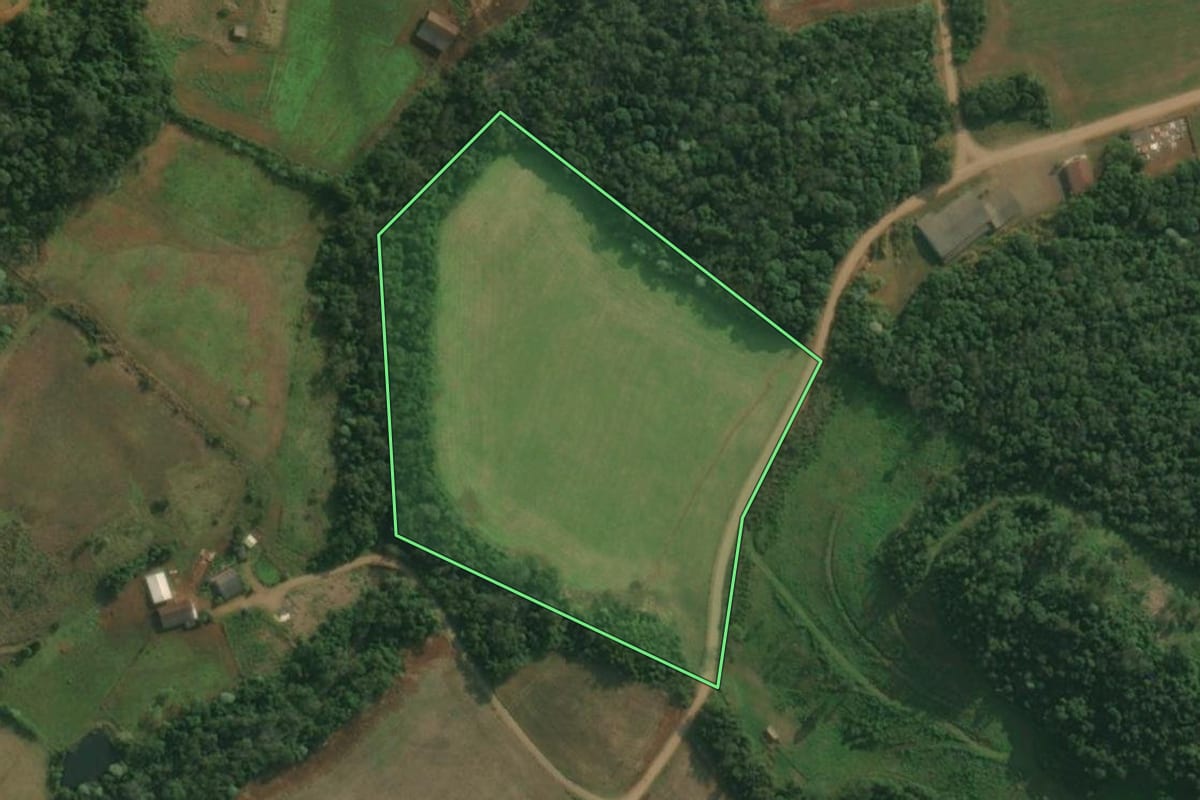 Imagem de satélite do imóvel rural em Belmonte (SC), com o contorno declarado no CAR desenhado por cima.
