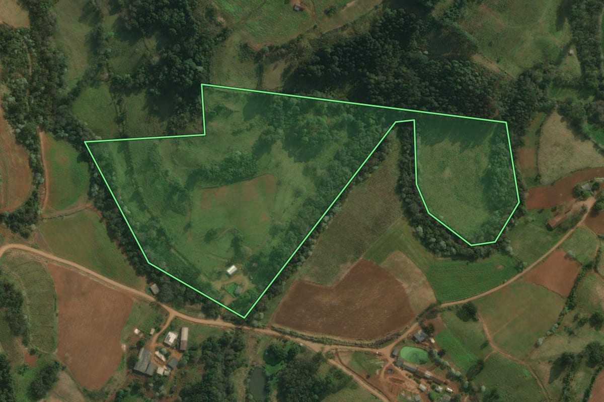 Imagem de satélite do imóvel rural em Belmonte (SC), com o contorno declarado no CAR desenhado por cima.
