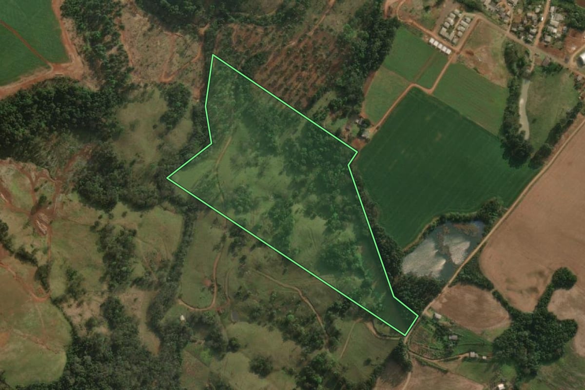 Imagem de satélite do imóvel rural em Belmonte (SC), com o contorno declarado no CAR desenhado por cima.